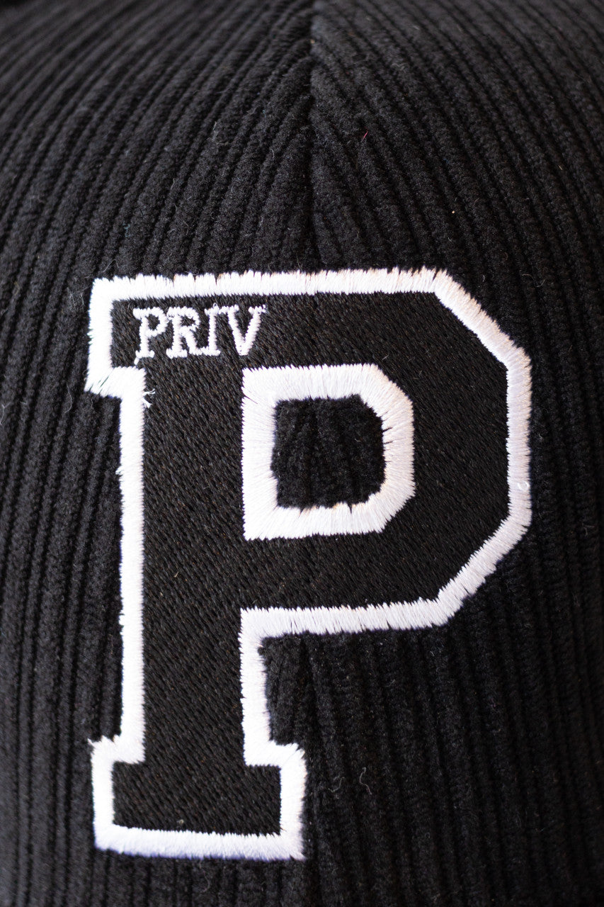 This corduroy hat is a stylish and practical accessory that will keep you shaded from the sun and comfortable on sunny days. It features an adjustable cinch at the back and a branded letter P monogram, and is made of a soft and durable fabric in a jet black color.